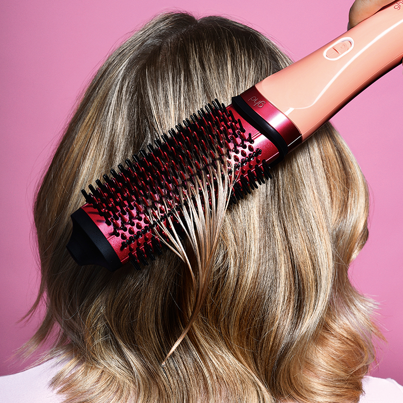 ghd-duet-blowdry-Hair-Dryer-Brush-in-Sunkissed-Peach-Model