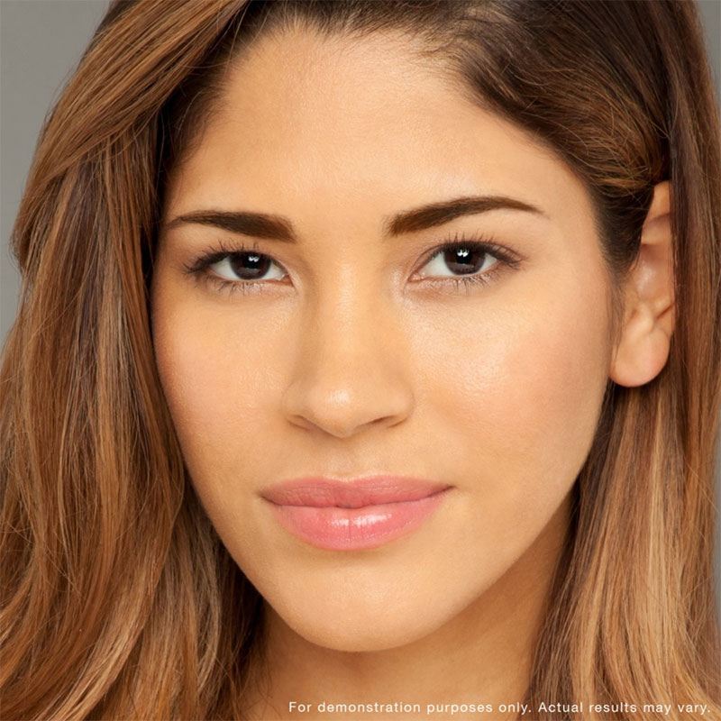 Model mit Augenbrauen Stift 220 Dark Brown