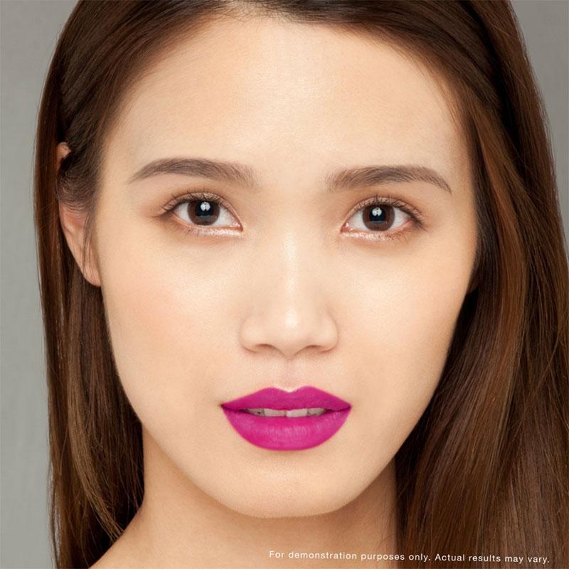 Model mit dem Lipgloss Intensity Pink