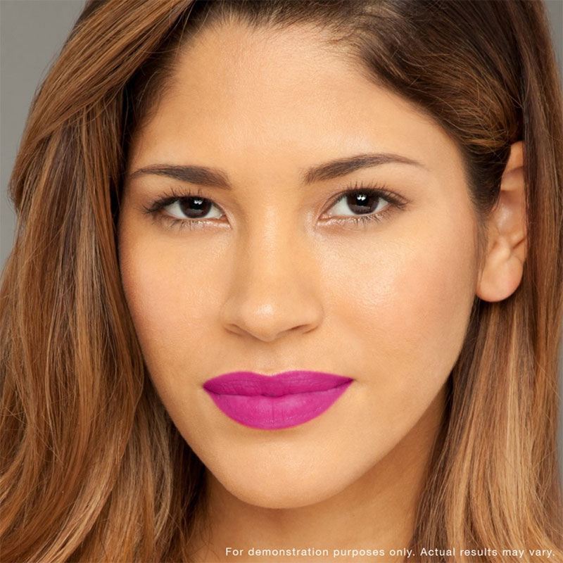 Model mit Lipgloss 665 Intensity Matte