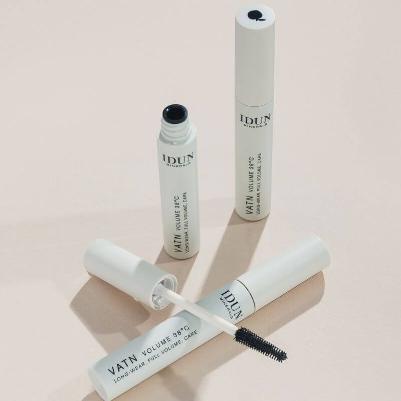 schwarze Wimperntusche