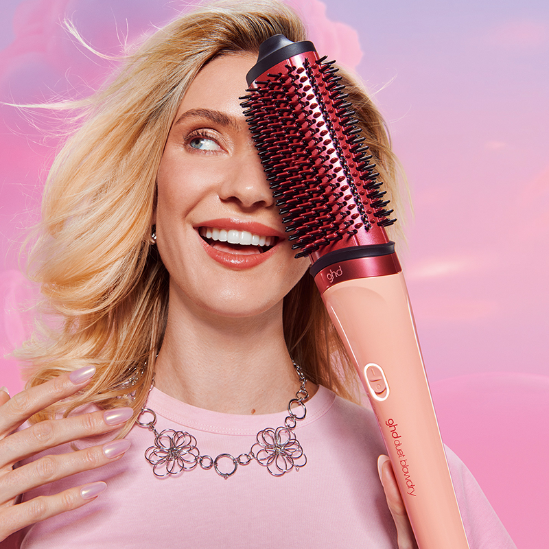 ghd-duet-blowdry-Hair-Dryer-Brush-in-Sunkissed-Peach-Model-Bild