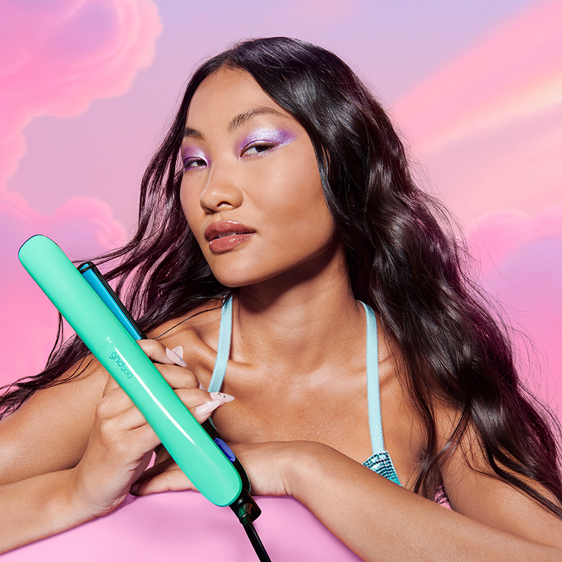 ghd-gold-Styler-in-Jelly-Mint-Model-Bild